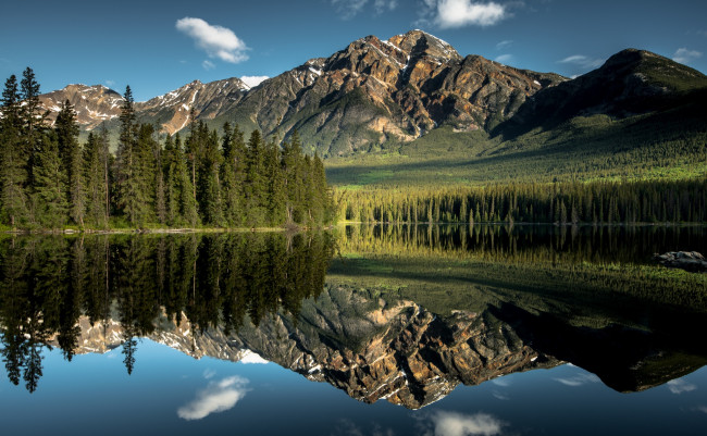 Обои картинки фото природа, реки, озера, облака, река, горы, отражение, лес