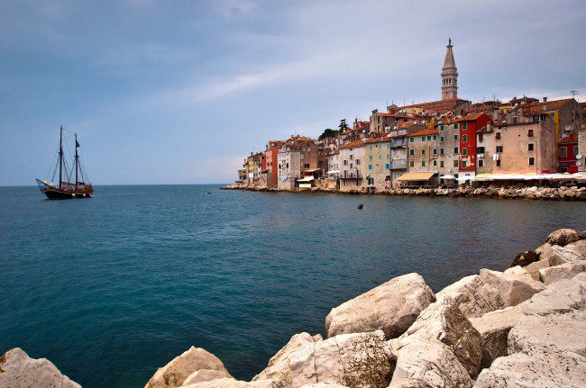 Обои картинки фото rovinj, croatia, города, улицы, площади, набережные, яхта, адриатическое, море, камни, набережная, здания, хорватия, истрия, istria, adriatic, sea, ровинь