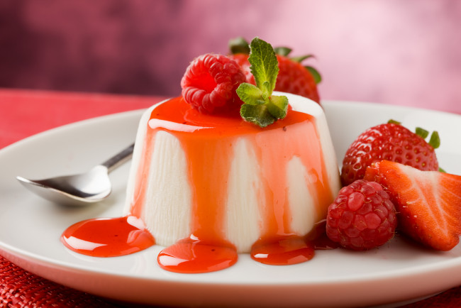 Обои картинки фото еда, мороженое, десерты, сладкое, ягоды, клубника, десерт, cream, strawberries, dessert