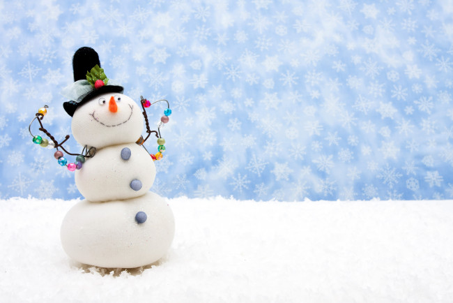 Обои картинки фото праздничные, снеговики, снежинки, шляпа, снеговик