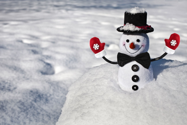 Обои картинки фото праздничные, снеговики, варежки, бабочка, снег, улыбка, позитив, зима, настроения, пуговицы, снежинки, фон