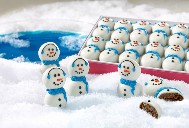 Обои картинки фото праздничные, угощения, снеговики, печенье, коробка