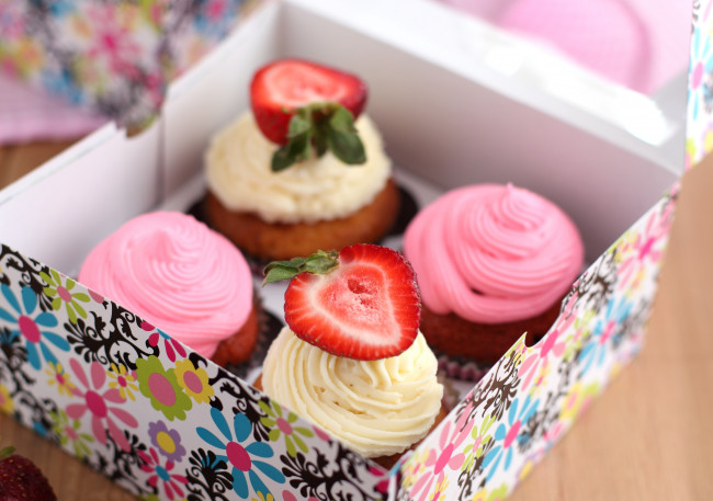 Обои картинки фото еда, пирожные, кексы, печенье, клубника, ягоды, розовый, белый, крем, сладкое, выпечка, десерт, коробка