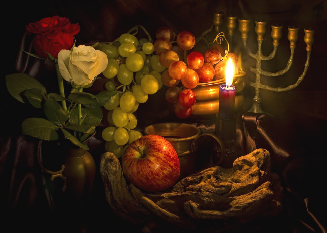 Обои картинки фото еда, фрукты, ягоды, яблоко, виноград, розы, свеча