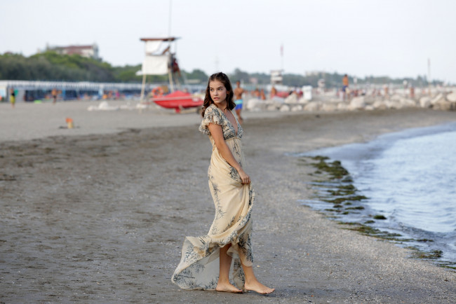 Обои картинки фото девушки, barbara palvin, модель, платье, пляж, берег, море