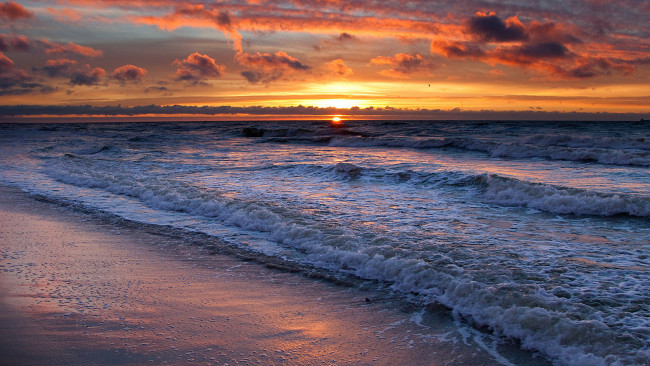 Обои картинки фото природа, моря, океаны, солнце, закат, тучи, небо, море, берег
