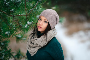 Картинка ангелина+петрова девушки ангелина петрова лицо портрет шапка снег ёлка девушка модель брюнетка красотка красавица взгляд макияж поза