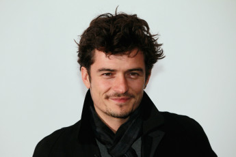 Картинка мужчины orlando+bloom актер лицо улыбка шарф пальто