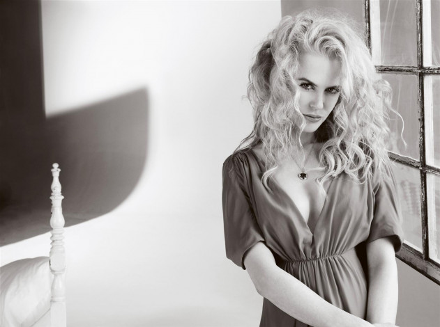 Обои картинки фото девушки, nicole kidman, актриса, черно-белая, платье, блондинка, окно
