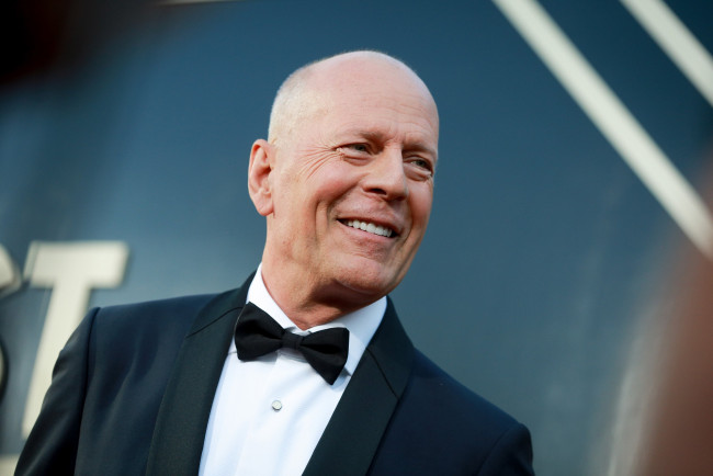 Обои картинки фото мужчины, bruce willis, актер, костюм, бабочка