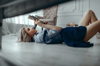 Картинка девушки регина+сергеева модель красная помада лежа синяя рубашка юбка блондинка ноги чтение школьная форма в помещении регина сергеева на полу книга