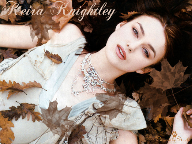 Обои картинки фото Keira Knightley, девушки, актриса, листья, осень, ожерелья