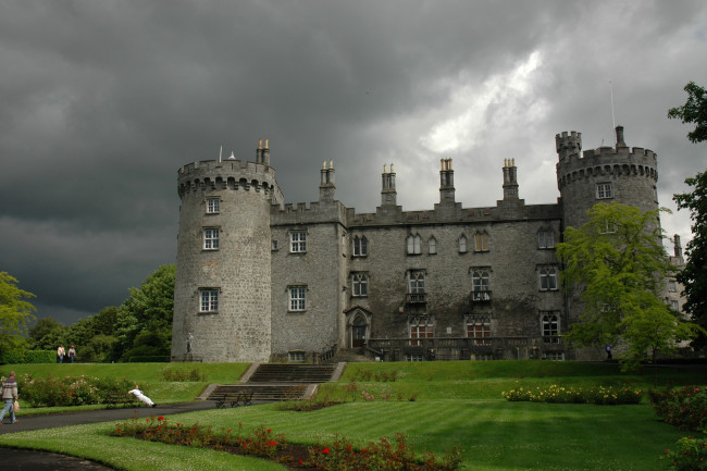 Обои картинки фото ireland`s, castle, kilkenny, города, дворцы, замки, крепости, ступеньки, башни, замок, туча, клумбы
