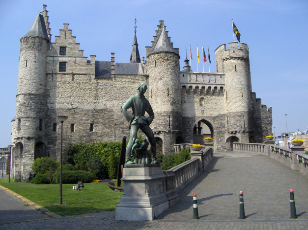 Обои картинки фото het steen - antwerpen,  belgium, города, - дворцы,  замки,  крепости, дорога, статуя, замок