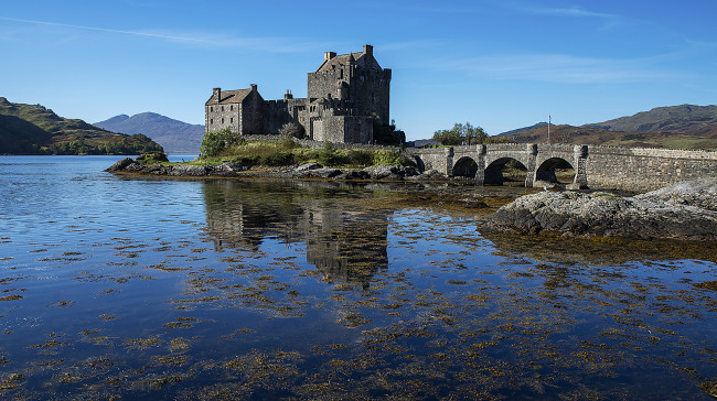 Обои картинки фото города, замок эйлиан донан , шотландия, река, горы, мост, замок
