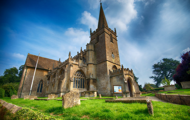 Обои картинки фото church of st cyriac,  lacock,  england, города, - католические соборы,  костелы,  аббатства, лужайка, собор