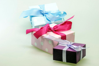 Картинка праздничные подарки+и+коробочки подарки банты ленты