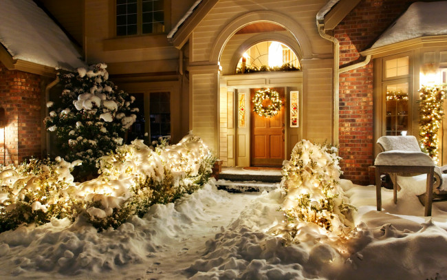 Обои картинки фото праздничные, новогодние пейзажи, снег, украшения, дом, елка, венок, кусты