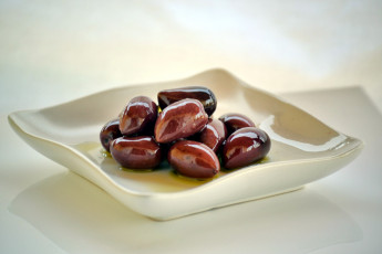 Картинка еда оливки блюдце крупные