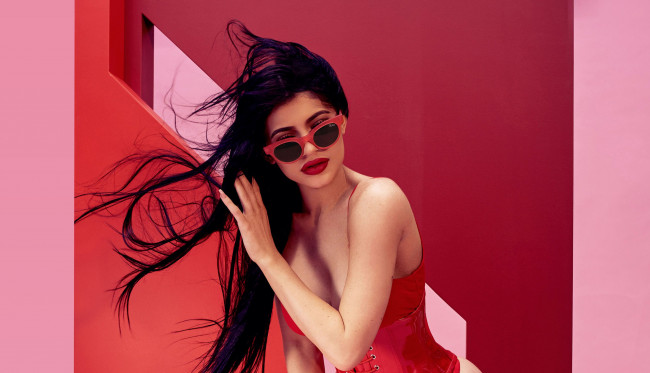 Обои картинки фото девушки, kylie jenner, брюнетка, очки, ветер, корсет