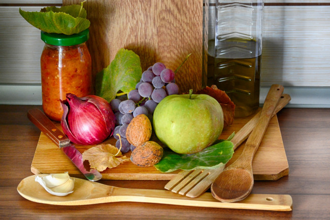 Обои картинки фото еда, разное, раку, чеснок, виноград, масло, лук, яблоко