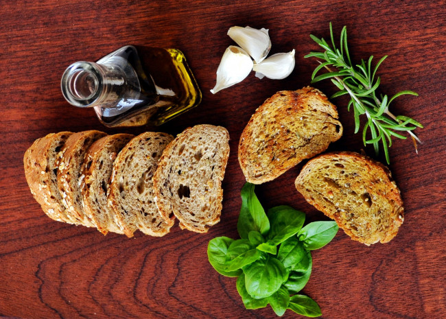 Обои картинки фото еда, разное, базилик, розмарин, хлеб, масло, чеснок