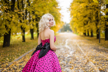 Картинка девушки -+блондинки +светловолосые осень аллея листопад блондинка