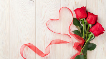 Картинка праздничные день+святого+валентина +сердечки +любовь трио розы лента алая