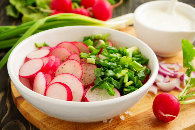 Обои картинки фото еда, редис,  репа,  редька, красный, салат, зеленый, лук, сметана