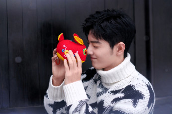 Картинка мужчины xiao+zhan актер свитер кролик игрушка
