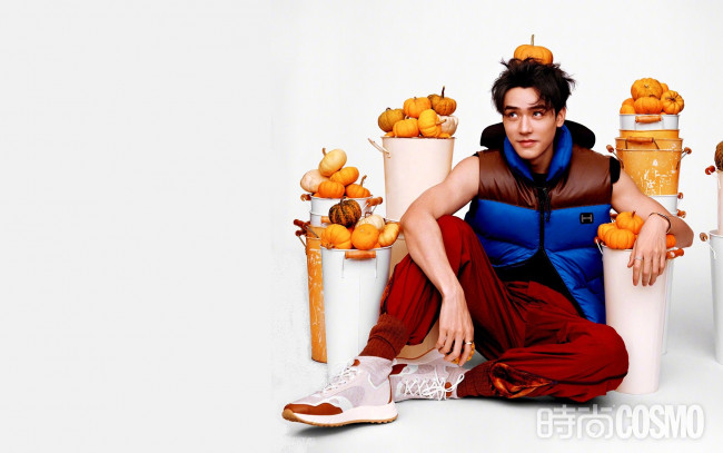 Обои картинки фото мужчины, gong jun | simon gong, актер, куртка, тыквы