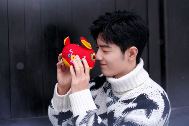 Обои картинки фото мужчины, xiao zhan, актер, свитер, кролик, игрушка