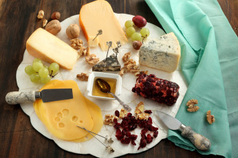Картинка еда сырные изделия орехи сырная тарелка вяленая клюква виноград