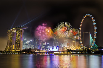 Картинка фейерверки города сингапур огни здания колесо обозрения небоскребы
