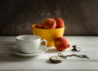 обоя еда, персики,  сливы,  абрикосы, ключ, часы, чашка