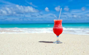 обоя еда, напитки,  коктейль, пляж, песок, бокал