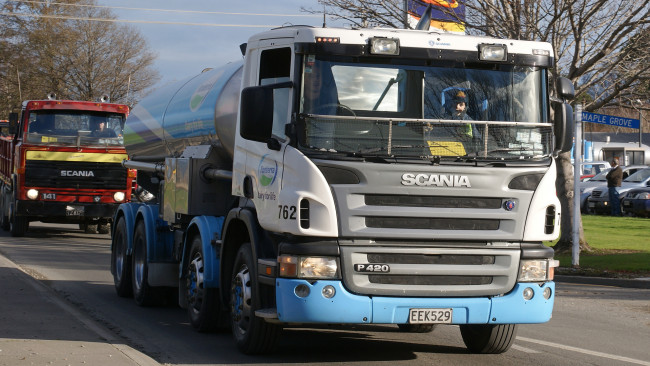 Обои картинки фото 2007 scania p420 milk tanker, автомобили, scania, ab, швеция, судовые, дизельные, двигатели, автобусы, грузовые