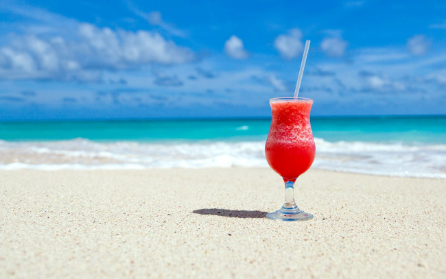 Обои картинки фото еда, напитки,  коктейль, пляж, песок, бокал