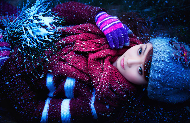 Обои картинки фото девушки, -unsort , азиатки, снег, шапочка, сказка