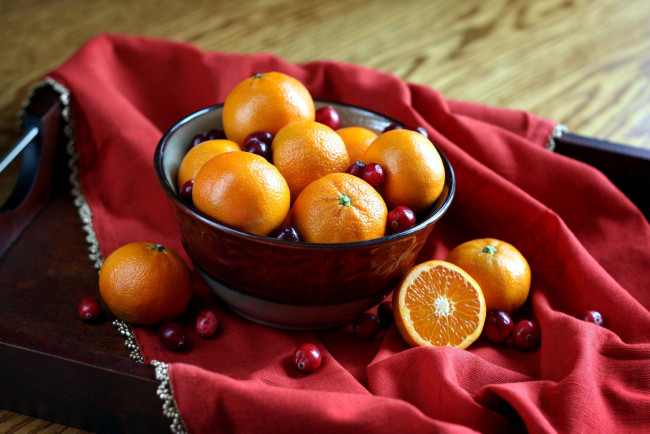 Обои картинки фото еда, фрукты,  ягоды, столик, салфетка, апельсины