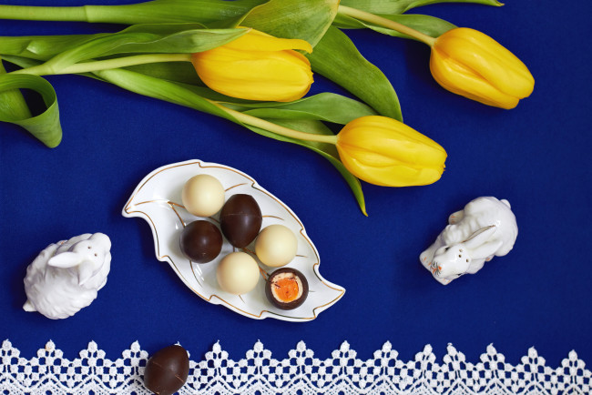 Обои картинки фото еда, конфеты,  шоколад,  сладости, зайчики, тюльпаны