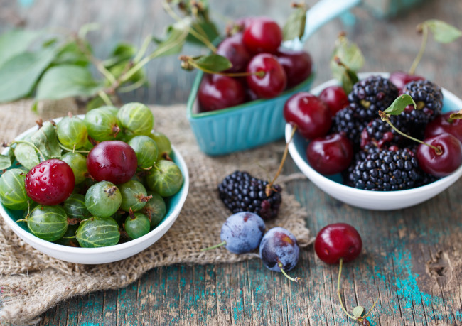 Обои картинки фото еда, фрукты,  ягоды, сливы, вишни, крыжовник