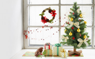 Картинка праздничные Ёлки шишки коробки венок гирлянда ёлка украшения подарки окно