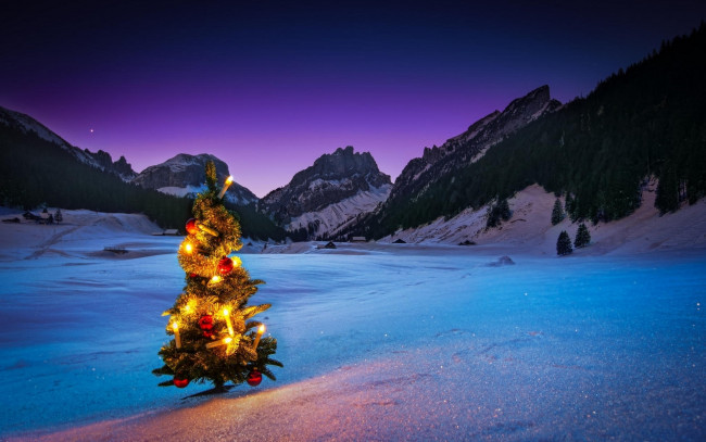 Обои картинки фото праздничные, Ёлки, закат, горы, снег, украшения, ёлка, небо, звезда