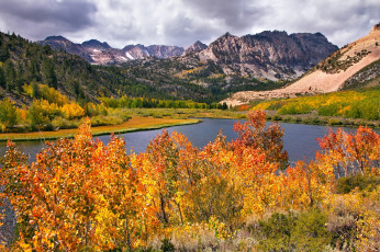 Картинка природа пейзажи листья пейзаж река деревья горы осень