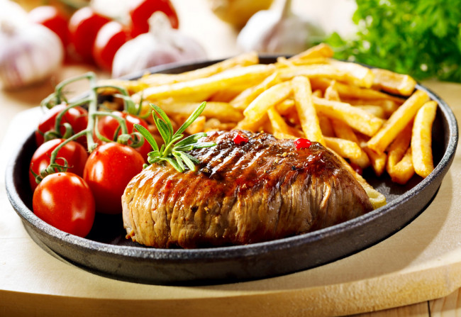 Обои картинки фото еда, мясные блюда, черри, мясо, помидоры, фри, картофель, стейк, томаты