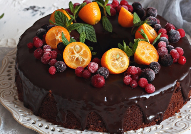 Обои картинки фото еда, торты, глазурь, шоколадная, кумкват, ягоды