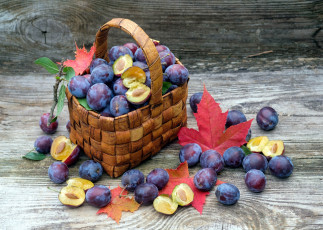 Картинка еда персики +сливы +абрикосы сливы корзинка листья