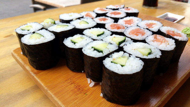 Обои картинки фото еда, рыба,  морепродукты,  суши,  роллы, роллы, японская, кухня, ассорти