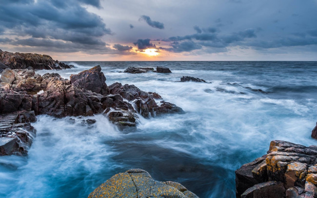 Обои картинки фото природа, побережье, закат, тучи, небо, камни, скалы, море